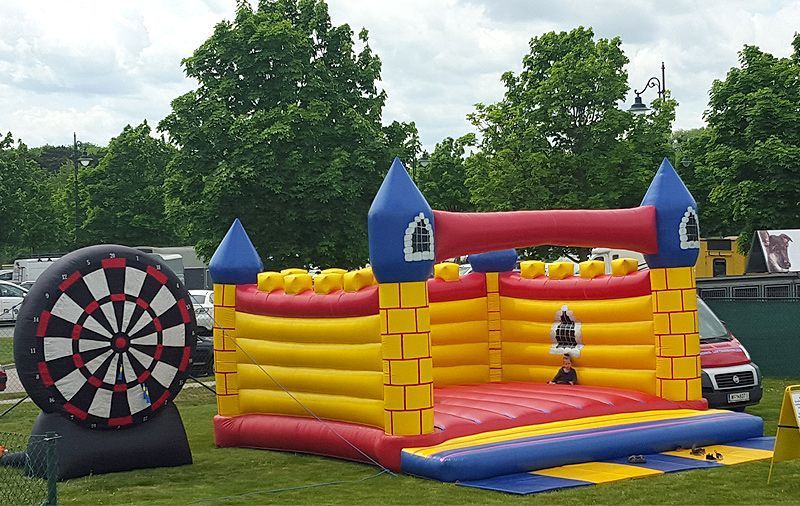 Luftburg und Riesendartspiel